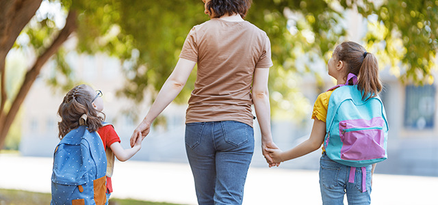 barnvakt påväg till aktiviteter med barn