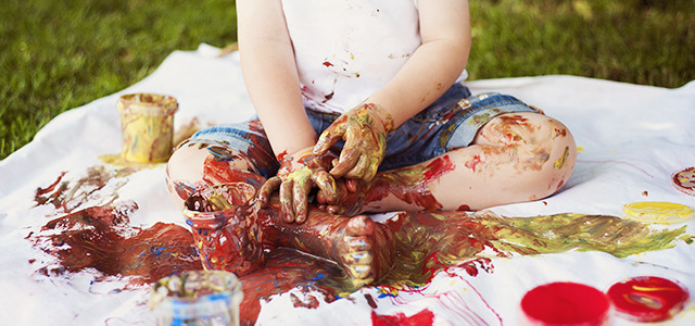 småbarn målar kreativt